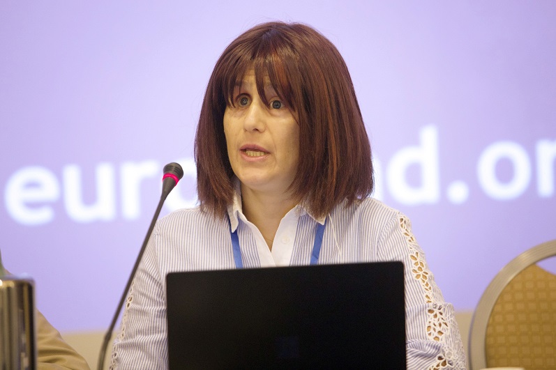 La nuevamente reelegida secretaria general Maria Kyriacou en el escenario en la Asamblea General. 