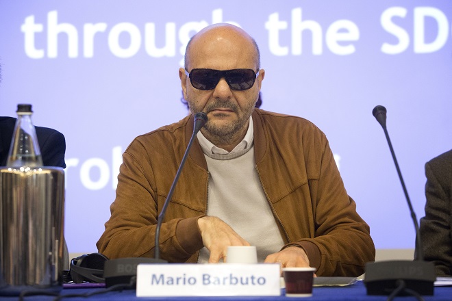 Mario Barbuto, presidente de la Unión Italiana de Ciegos y Deficientes Visuales en el escenario.