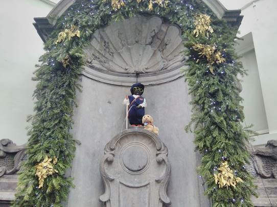 The Manneken Pis statue decorated for World Braille Day