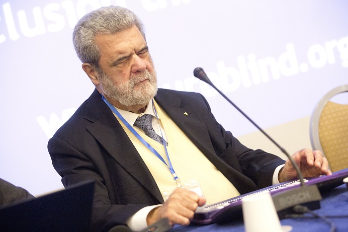 Der neu gewählte Präsident Rodolfo Cattani auf der Bühne während der Konferenz