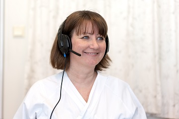 Specialist nurse Anette Særvold with a telephone headset