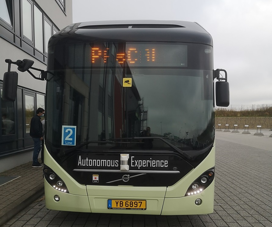 A picture showing the autonomous bus with ‘Pascal’ displayed as a destination. (Photo Romain Ferretti)
