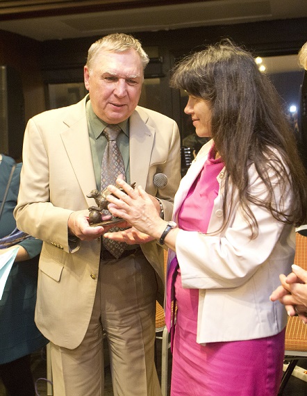 Judith Faltl, chairwoman of the BBSB, receiving the award from outgoing EBU President Wolfgang Angermann, during the gala dinner on Tuesday 29th October in Rome. 